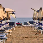 Apartamento With Side Sea View